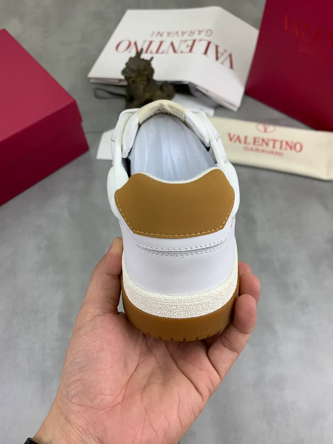 Men's men's shoes 💰P600 New model Latest Valentino Valentino V family new casual young fashion trend sports shoes Full of vitality No age limit Very light and comfortable on the feet Packaging Original purchase and development Production of goods Various color combinations are eye-catching Activate the charming sunny boy Shoe design combines coolness with daily style Full of street style Multi-color options!   Fabric: original material splicing/first-layer cowhide Lining: imported cowhide/original logo sweat-absorbent and breathable foot pad Outsole: TPU foam lightweight material outsole Brand injection insole Code number: 38-46 Full set of packaging Color: 3️⃣ colors available